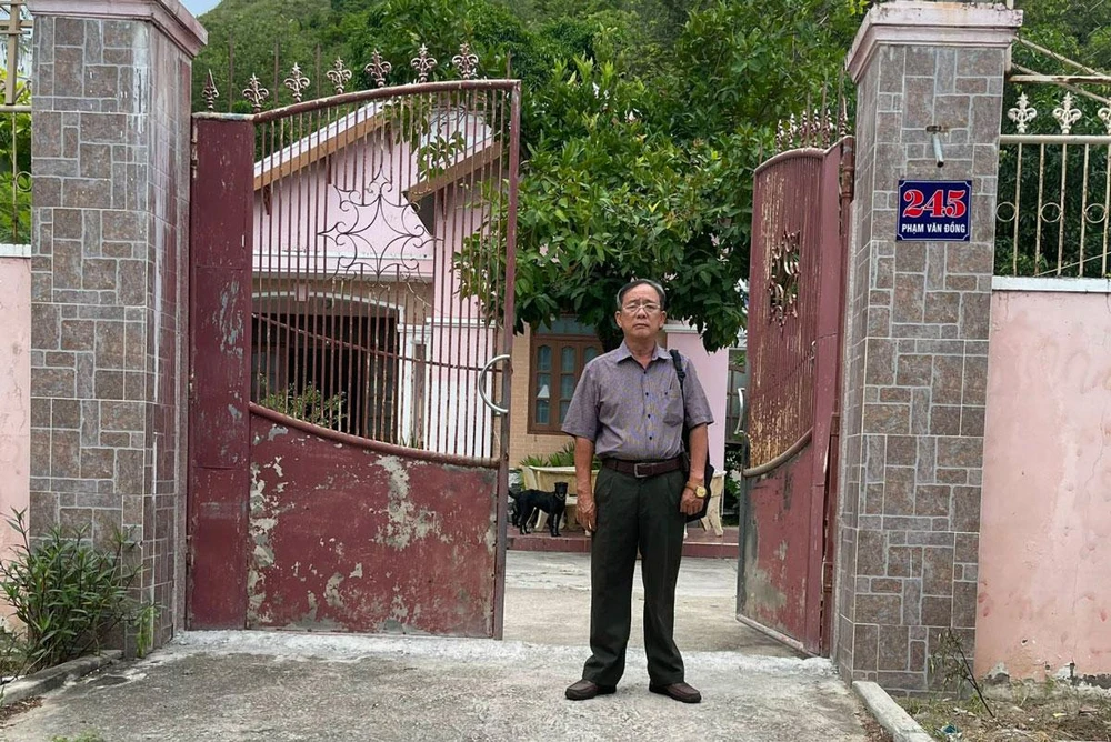 Ông Phạm Văn Tuân trước khu đất bị ra quyết định thu hồi. Ảnh: TẤN LỘC