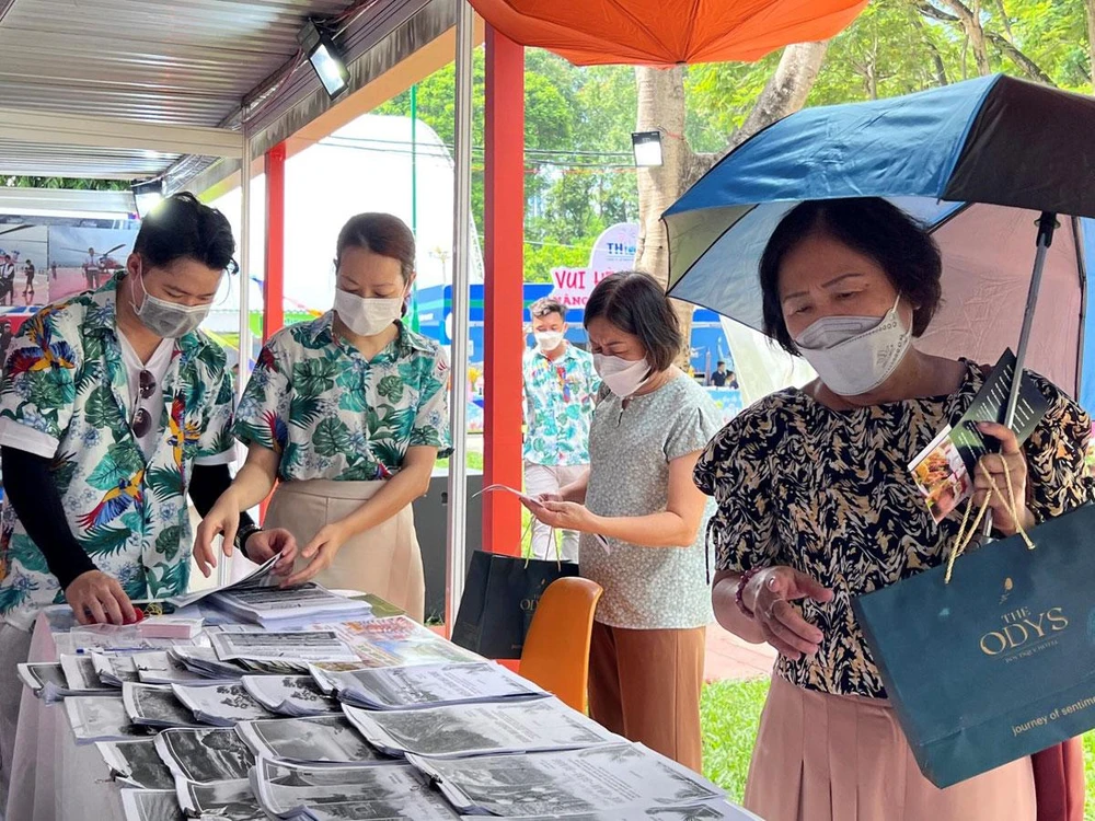 Du khách tìm hiểu và mua tour giá ưu đãi tại ngày hội Du lịch TP.HCM năm 2022. Ảnh: THU TRINH