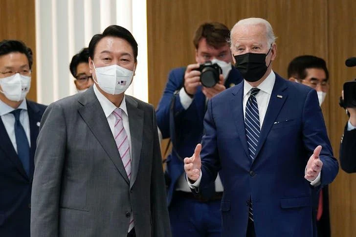 Tổng thống Hàn Quốc Yoon Suk-yeol (trái) và Tổng thống Mỹ Joe Biden (phải) thăm nhà máy sản xuất chip Samsung Electronics ở TP Pyeongtaek vào chiều 20-5. Ảnh: AP