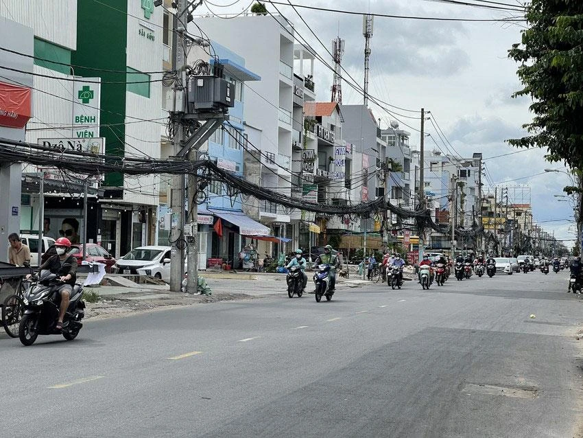 Các đơn vị chức năng đang lên kế hoạch di dời hạ tầng kỹ thuật để làm tuyến metro số 2. Ảnh: Đ.TRANG