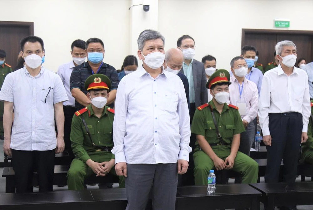 Cựu chủ tịch Trần Ngọc Hà cùng các bị cáo nghe tòa tuyên án. Ảnh: UYÊN TRANG