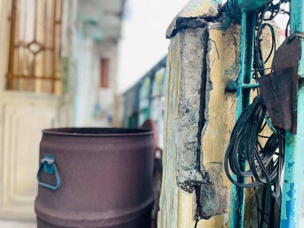 Tại chung cư 440 Trần Hưng Đạo, nhiều mảng tường nhà nứt toác, các thiết bị điện đã cũ kỹ, không đảm bảo an toàn. Ảnh: VIỆT HOA