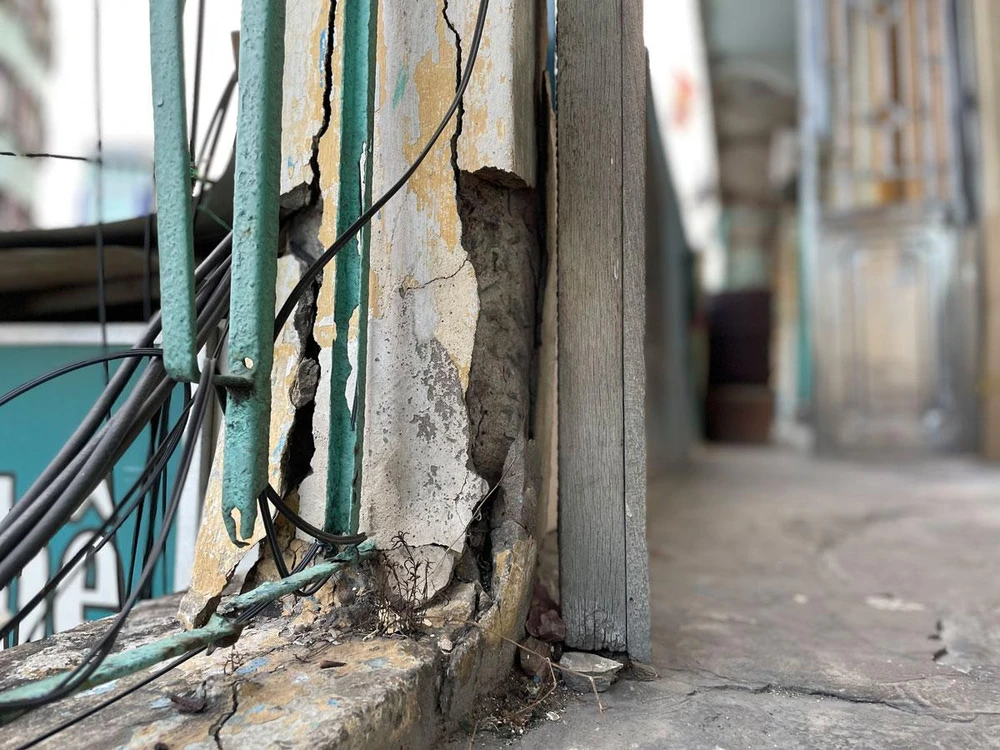 Tại chung cư 440 Trần Hưng Đạo, nhiều mảng tường nhà nứt toác, các thiết bị điện đã cũ kỹ, không đảm bảo an toàn. Ảnh: VIỆT HOA