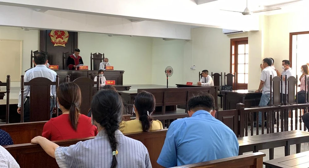 Hội đồng xét xử tuyên án vụ phóng viên hâu Lê Anh Hào kiện Chánh Thanh tra Sở TT&amp;TT TP Cần Thơ chiều 31-5. Ảnh: HẢI DƯƠNG