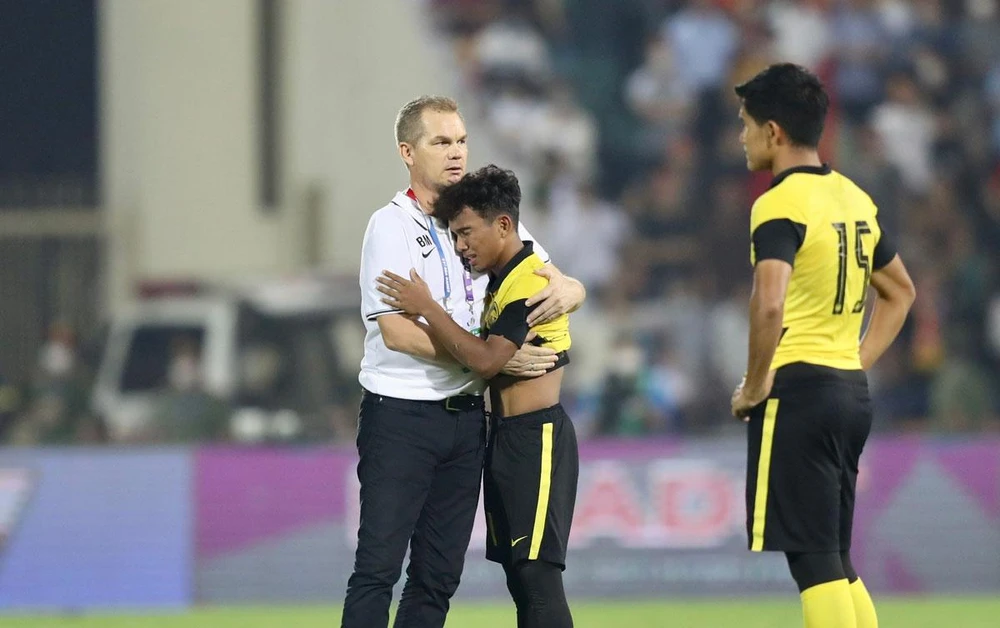 Thầy trò ông Maloney liệu có đứng vững trước búa rìu dư luận để chơi 90 phút trận cuối thủ tục? Ảnh: ANH PHƯƠNG