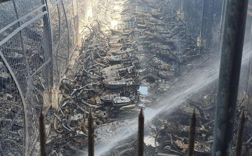 Hiện trường vụ cháy tại kho tang vật và phương tiện của Phòng PC08, Công an TP.HCM. Ảnh: TỰ SANG