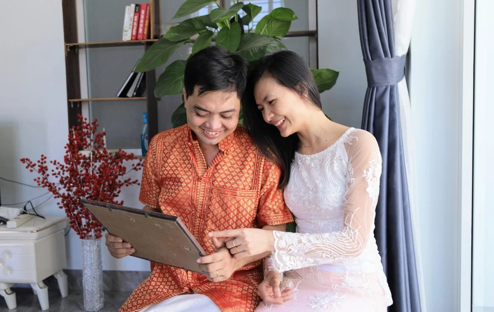 Hoàng Tiên cùng chồng trong ngày gặp mặt. Ảnh: THANH SƠN