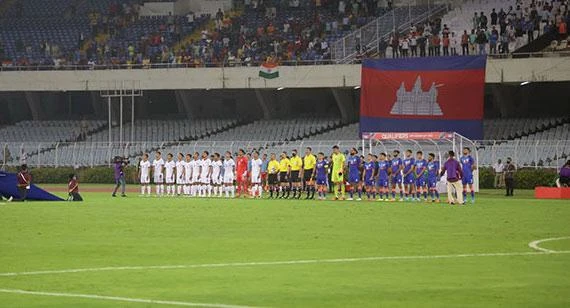 Cầu thủ Campuchia rất sốc khi chỉ có quốc ca của chủ nhà Ấn Độ cất lên, còn quốc ca Campuchia thì không. Ảnh: AFC
