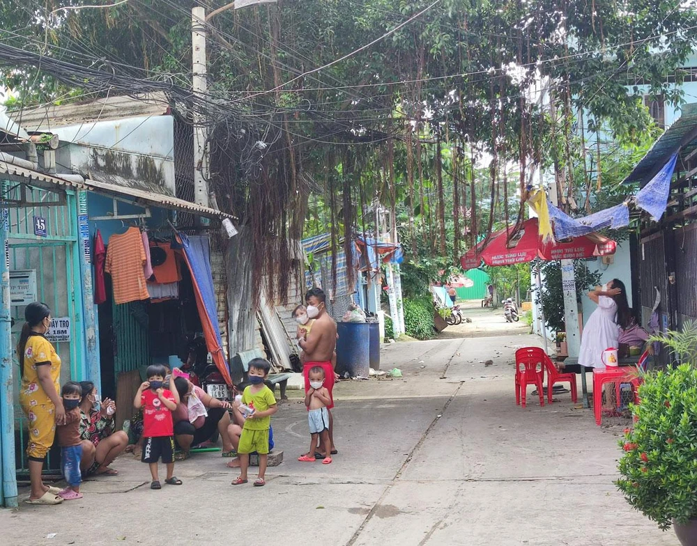 Người lao động đang ở trọ tại khu nhà trọ quận Bình Tân, TP.HCM. Ảnh: NGUYỄN HIỀN