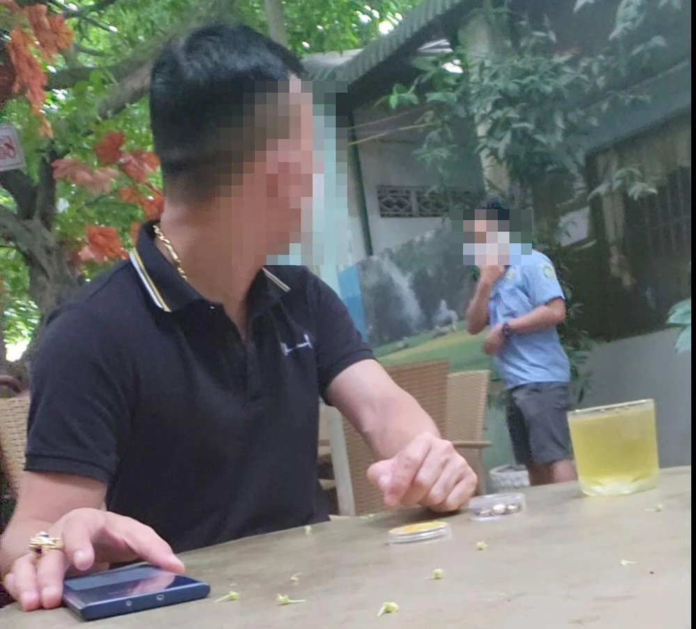 Ông H cho chúng tôi sử dụng thử các thiết bị công nghệ.