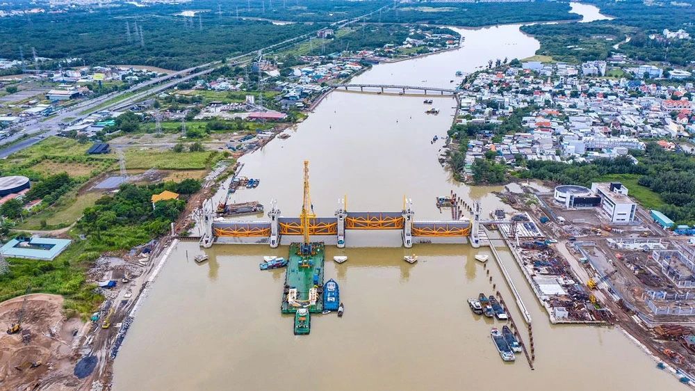 Dự án ngăn triều 10.000 tỉ đồng chưa xác định ngày về đích dù đã hoàn thành 90% khối lượng dự án. Ảnh: K.CƯỜNG