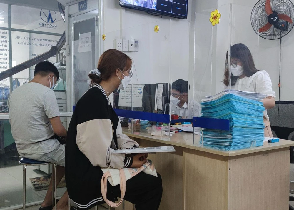 Người dân đến thực hiện thủ tục liên quan đến chuyển nhượng bất động sản tại một văn phòng công chứng ở TP.HCM. Ảnh: NGUYỄN HIỀN