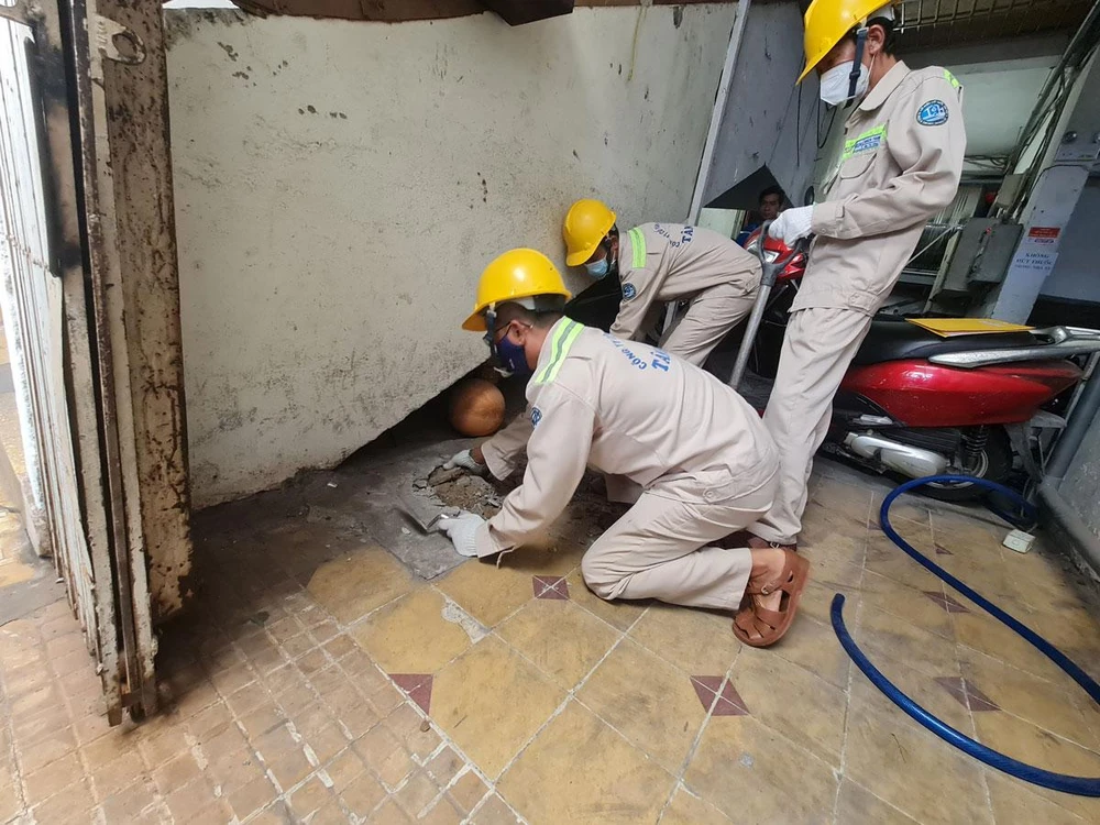 Công ty cổ phần Cấp nước Tân Hòa lấp giếng khoan quận Tân Phú, TP.HCM ngày 16-6. Ảnh: NGUYỄN CHÂU