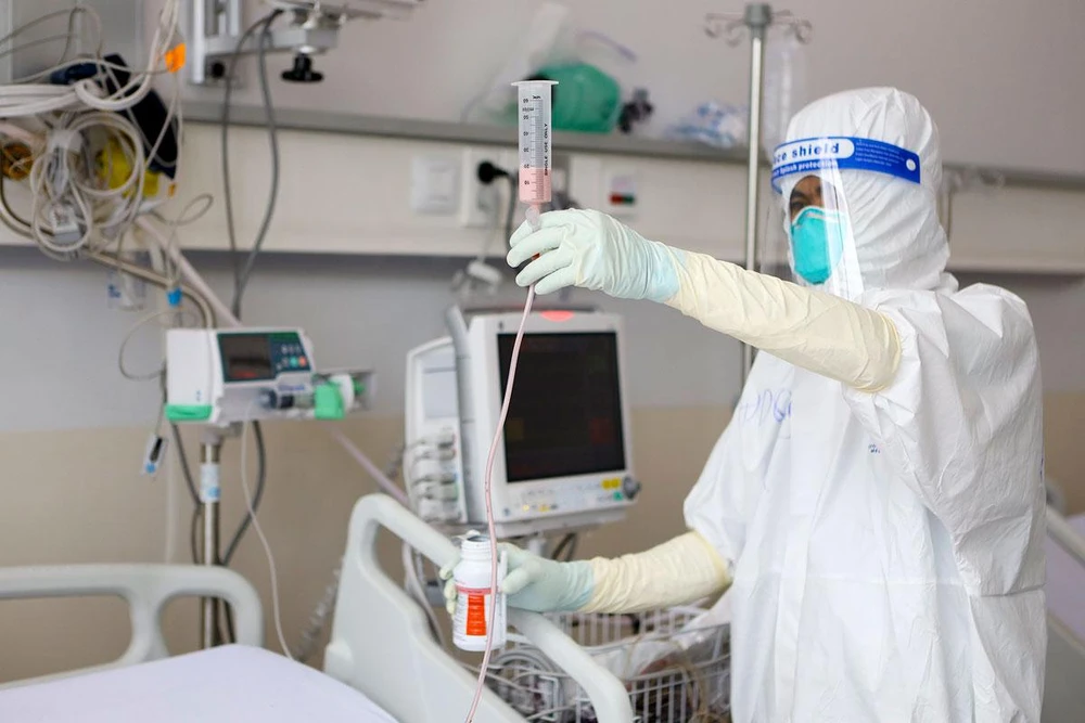 Nhân viên y tế chăm sóc bệnh nhân tại Bv hồi sức Covid-19 TP Thủ Đức. Ảnh: NGUYỆT NHI