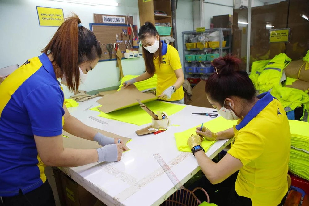 Dù có những tín hiệu tích cực nhưng nền kinh tế cũng đang phải đối mặt với nhiều thách thức. Ảnh: NGUYỆT NHI