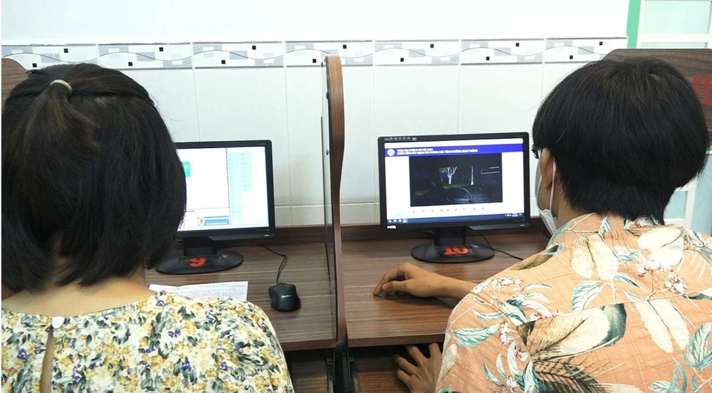 Học viên thi sát hạch trên phần mềm mô phỏng các tình huống giao thông. Ảnh: THY NHUNG