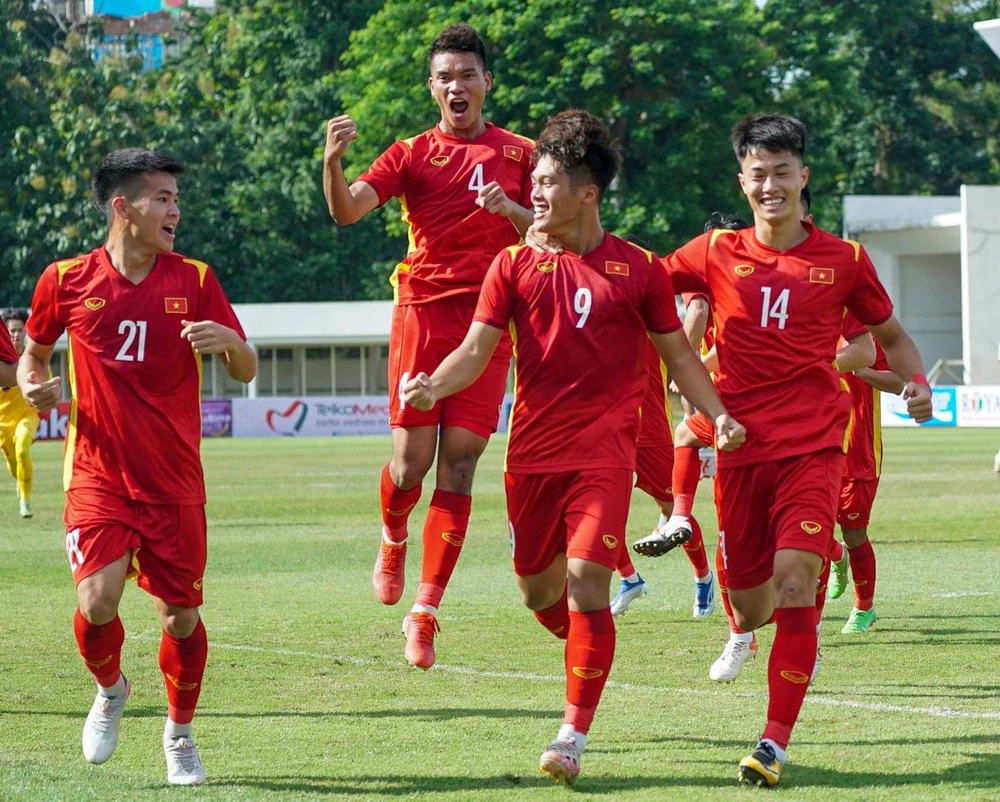 Quốc Việt (9) lập cú đúp trong trận thắng Philippines 4-1 và dự báo cầu thủ này sẽ tiếp tục tỏa sáng khi đối đầu với Brunei. Ảnh: VFF