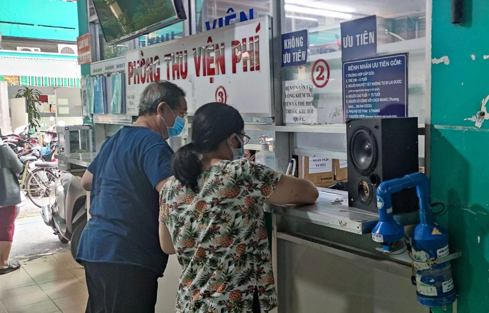 Người dân đến đăng ký khám chữa bệnh tại BV quận Phú Nhuận. Ảnh: NGUYỄN HIỀN