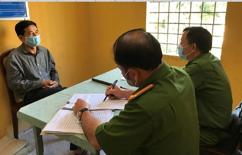 Bị can Phan Thanh Hữu, “ông trùm” trong đường dây xăng lậu tại cơ quan điều tra. Ảnh: VH