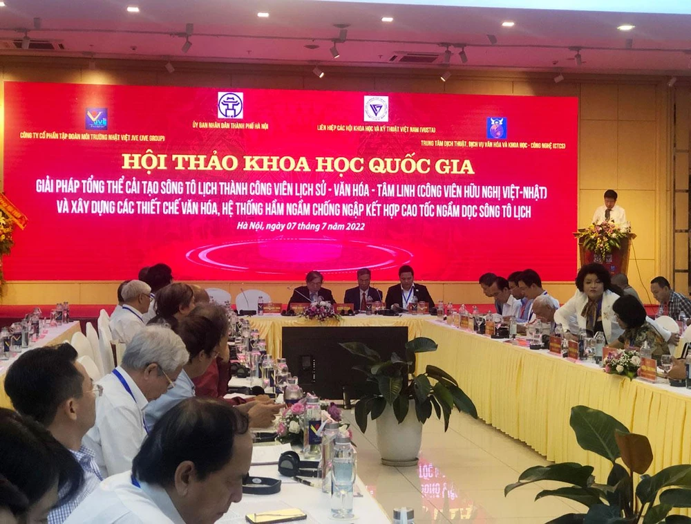 Tại hội thảo, các nhà khoa học, chuyên gia, nhà quản lý đều đồng tình với việc cần thiết cải tạo sông Tô Lịch để bảo đảm môi trường, cảnh quan của dòng sông. Ảnh: TRỌNG PHÚ