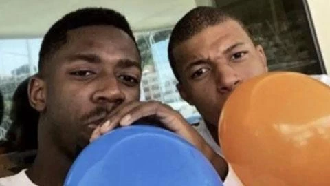 Dembele (trái) và Mbappe công khai đăng ảnh chơi bóng cười khi tập trung đội tuyển Pháp. Ảnh: THE SUN