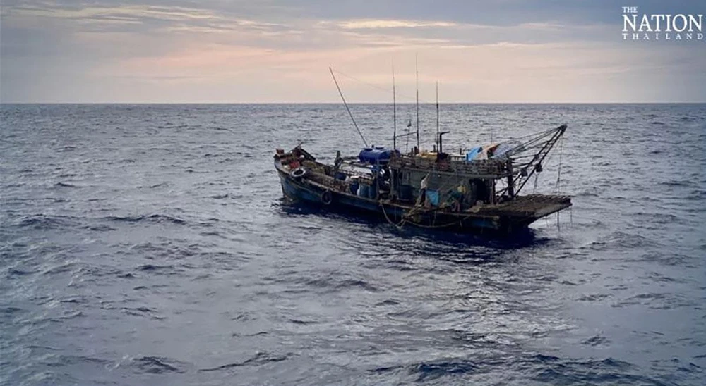 Con tàu và một số ngư dân Việt Nam bị lực lượng chức năng Thái Lan bắt giữ vì đánh bắt cá trái phép hồi tháng 4-2022. Ảnh: THE NATION