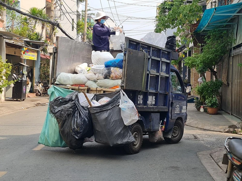 Nhiều địa phương trên địa bàn TP.HCM đang chờ hướng dẫn phân loại rác tại nguồn. Ảnh: NGUYỄN CHÂU