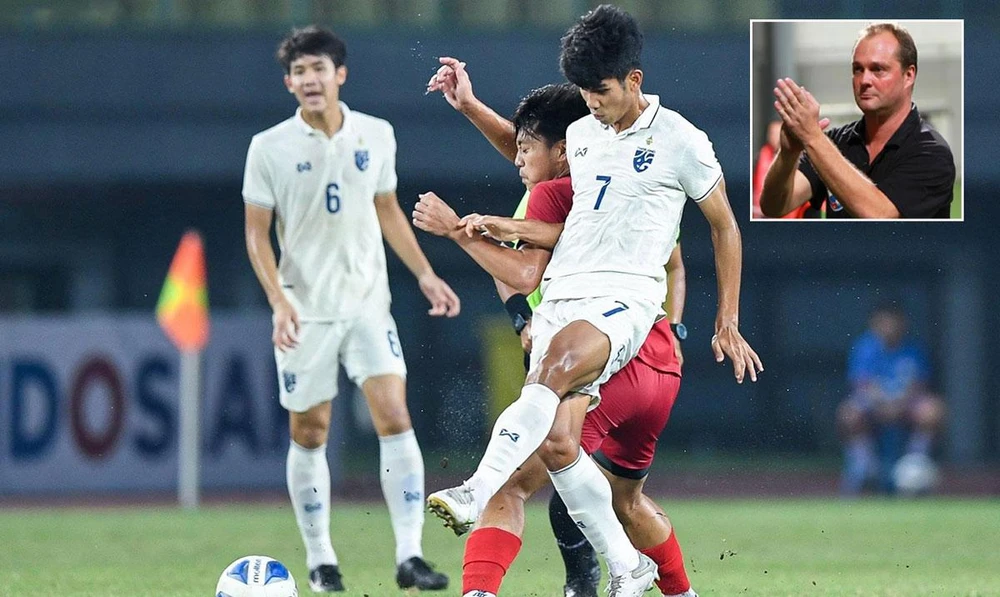 HLV Weiss, người được ví là đã thổi chất Đức vào các cầu thủ trẻ Lào. Ảnh: AFF