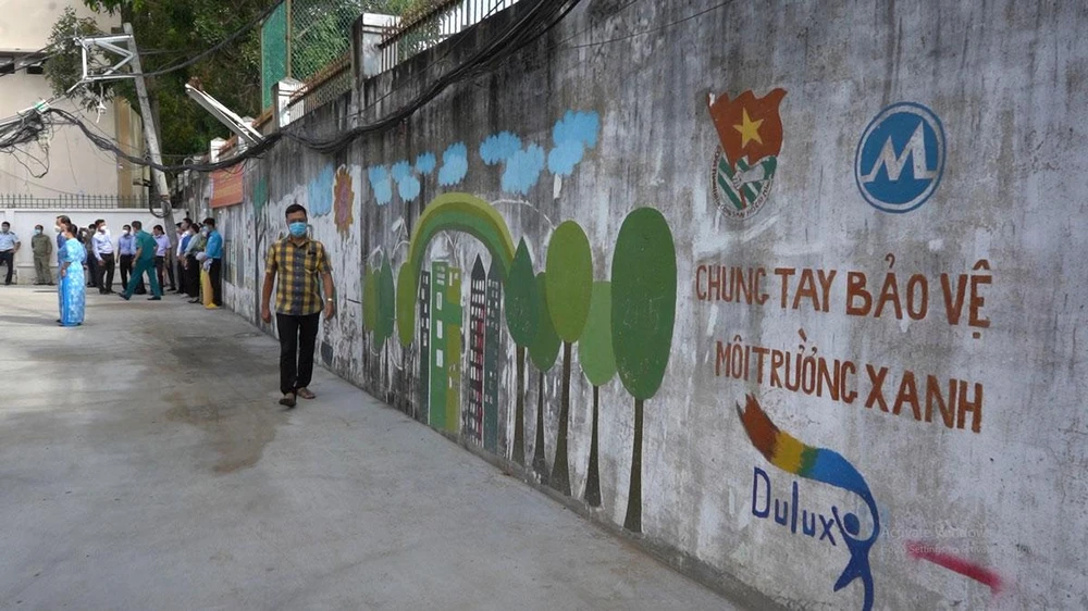 Một hẻm nhỏ ở quận 7 được người dân hiến đất mở rộng. Ảnh: HUỲNH THƠ