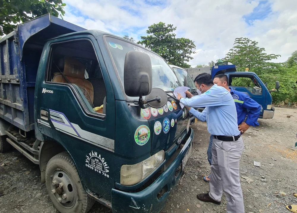 Các cơ quan chức năng dán logo nhận diện xe ra vào các trạm trung chuyển rác để tránh xe rác “lậu” từ các tỉnh. Ảnh: NGUYỄN CHÂU