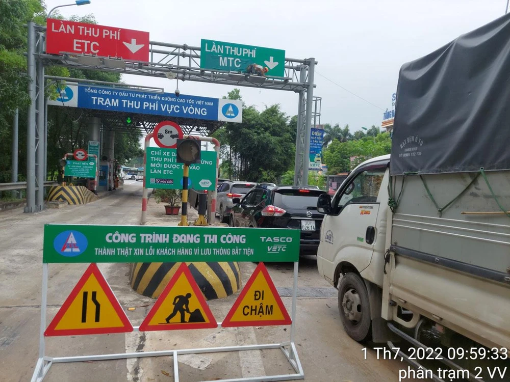 VEC đang kiểm tra công tác lắp đặt thu phí không dừng. Ảnh: VEC