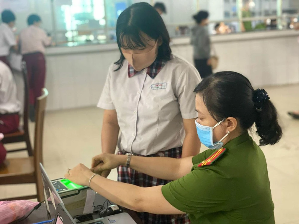 Công an quận Gò Vấp mở thêm tám điểm cấp CCCD lưu động phục vụ người dân trên địa bàn. Ảnh: HỮU ĐĂNG