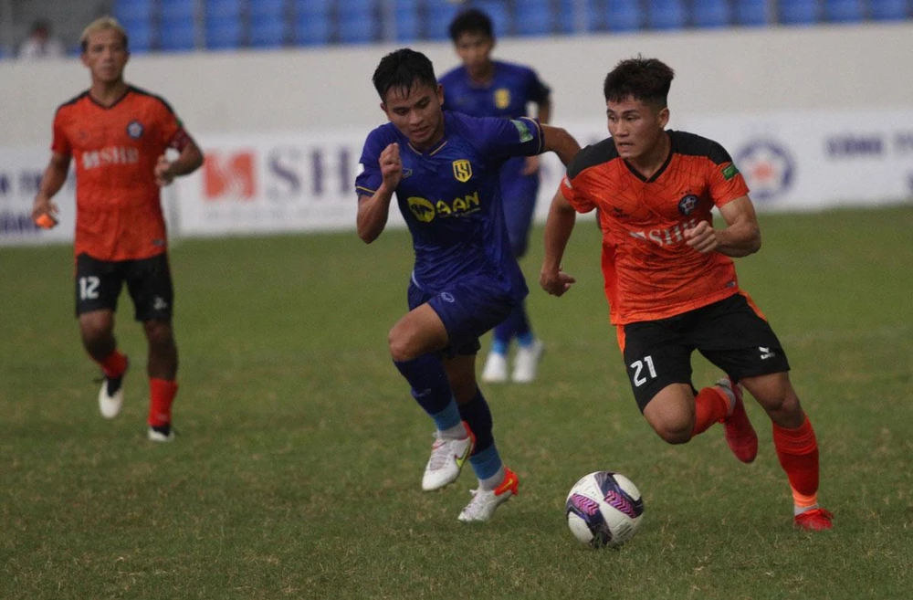 Tiền đạo trẻ 19 tuổi Phi Hoàng với cú đúp vào lưới SL Nghệ An, giúp SHB Đà Nẵng thắng 3-1. Ảnh: BONGDAPLUS