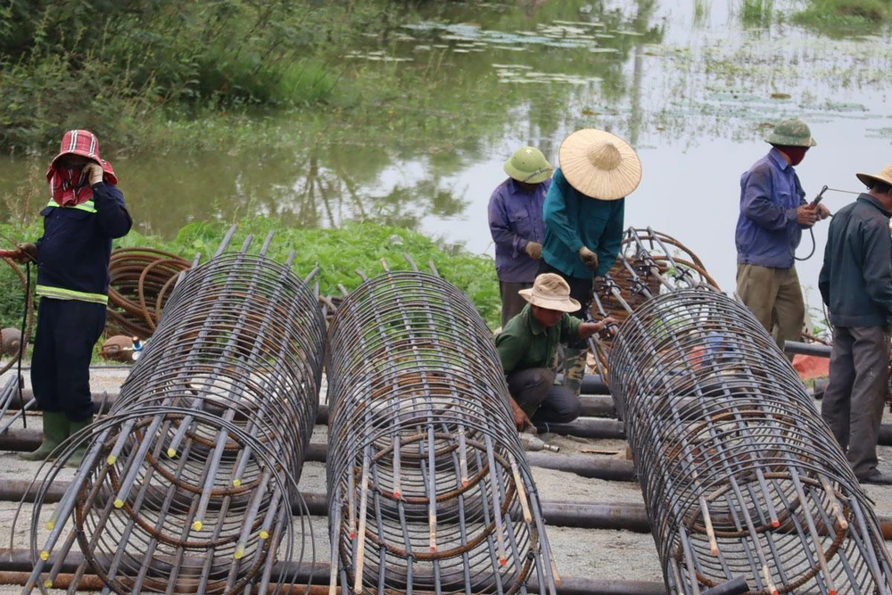Công nhân thi công tại công trường cao tốc Diễn Châu - Bãi Vọt (thuộc dự án cao tốc Bắc - Nam giai đoạn 1). Ảnh: ĐẮC LAM