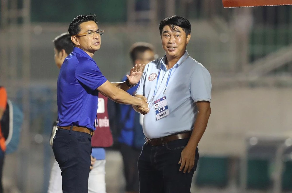 HLV Trần Minh Chiến và Kiatisak sau trận TP.HCM thua HA Gia Lai trên sân Thống Nhất. Ảnh: ANH PHƯƠNG