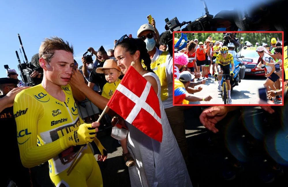 Tay đua người Đan Mạch Jonas Vingegaard hạnh phúc bên vợ và con trong ngày đăng quang Tour de France 2022. Ảnh: GETTY IMAGES