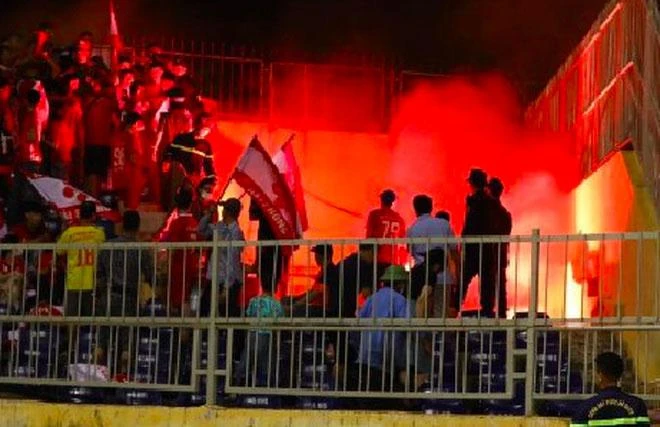 Cổ động viên Hải Phòng lại gieo rắc hình ảnh xấu ngay sau án phạt sân Lạch Tray để thành viên túm cổ trọng tài hăm dọa và phun nước bọt vào mặt trọng tài. Ảnh: SH