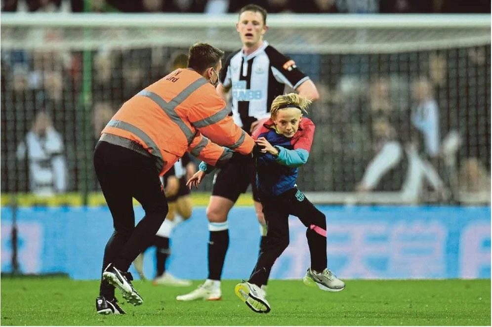 Hành vi vượt rào xuống sân quấy rối tại Anh giờ sẽ bị nghiêm trị. Ảnh: GETTY IMAGES