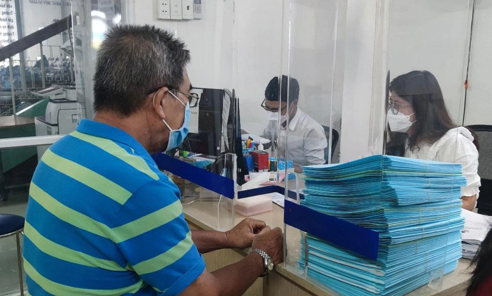 Người dân thực hiện công chứng hợp đồng tại văn phòng công chứng trên địa bàn TP.HCM. Ảnh: NGUYỄN HIỀN