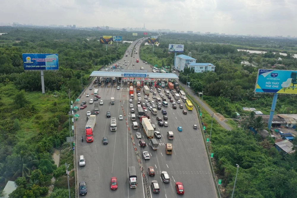 Sau nhiều ngày đưa hệ thống thu phí không dừng vào hoạt động, cao tốc TP.HCM - Long Thành - Dầu Giây vẫn ùn ứ cục bộ do nhiều xe chưa dán thẻ ETC. Ảnh: HV