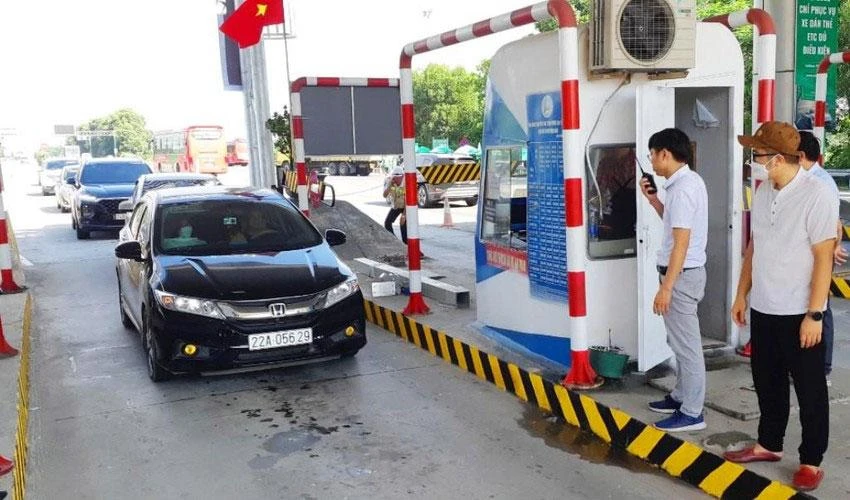 Tại một trạm thu phí trên cao tốc Nội Bài - Lào Cai, phương tiện dán thẻ nhưng gặp sự cố đang được nhân viên trạm xử lý. Ảnh: V.LONG