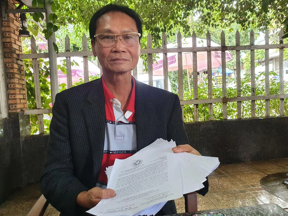 Ông Nguyễn Bá Triệu bức xúc vì đã thắng kiện rồi mà mãi vẫn không được bồi thường. Ảnh: HT