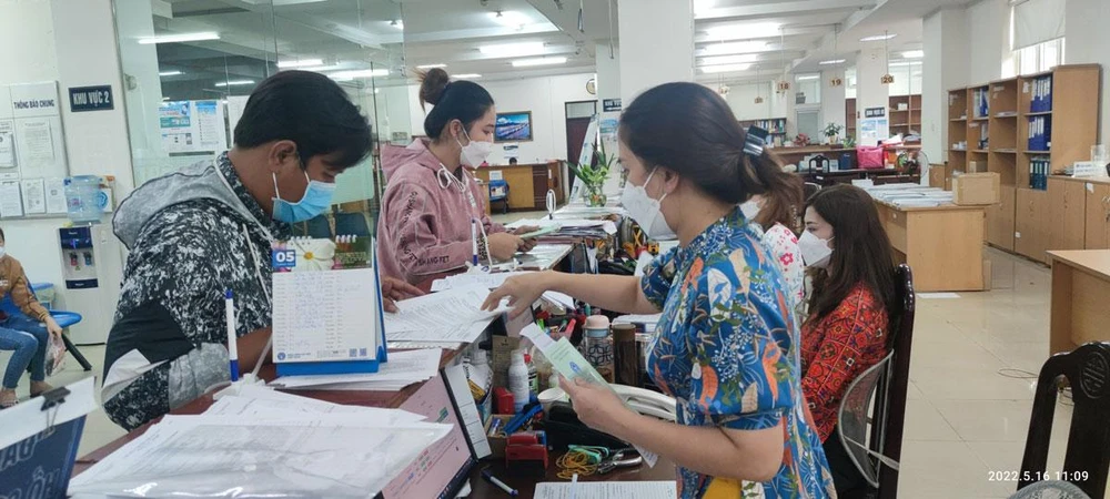 Người dân đến liên hệ cơ quan BHXH TP.HCM. Ảnh: NGUYỄN HIỀN