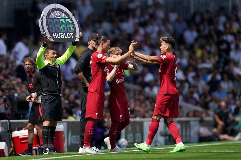 Phút 51, khi đội nhà đang bị dẫn bàn bởi Fulham thì Nunez được HLV Klopp tung vào sân thay Roberto Firmino. Ảnh: GETTY IMAGES