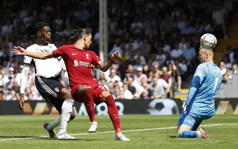 Sau vài lần chạm bóng và phối hợp với các đồng đội thì Nunez ghi bàn gỡ hòa 1-1 cho Liverpool. Ảnh: GETTY IMAGES