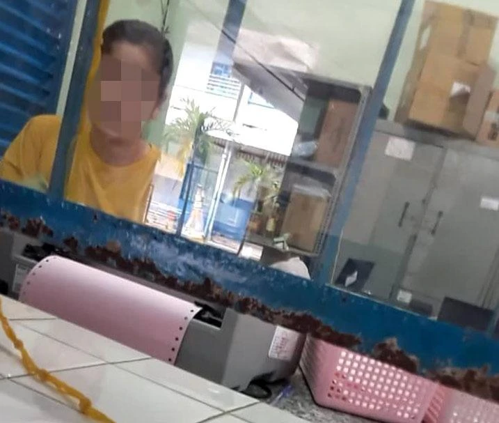 Nhân viên thu viện phí của BV đa khoa khu vực Hóc Môn “nói không” với khẩu trang. Ảnh: TRẦN NGỌC