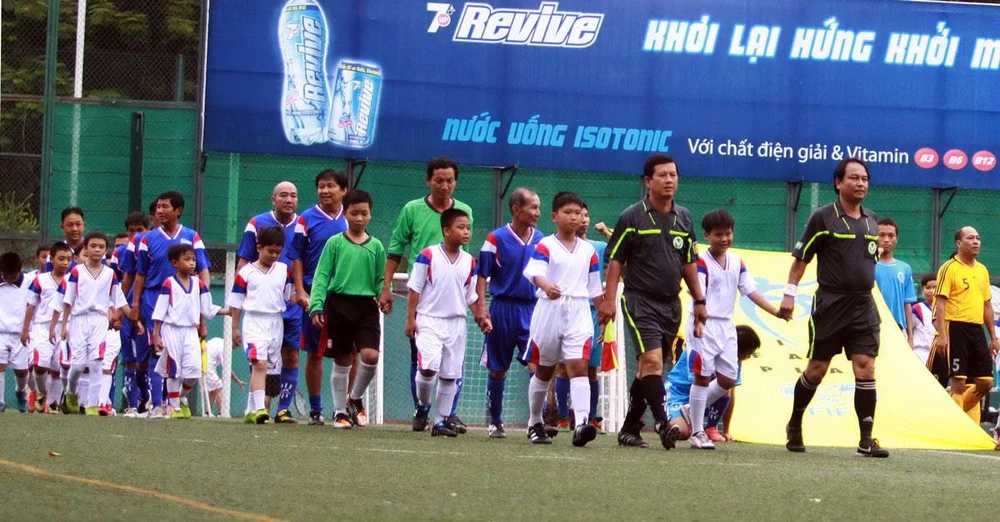 CSG dù không còn nhưng nhiều phụ huynh vẫn hạnh phúc cho con em mình học đá bóng với cựu tuyển thủ CSG và được các lão tướng Cảng dẫn ra sân. Ảnh: CTV