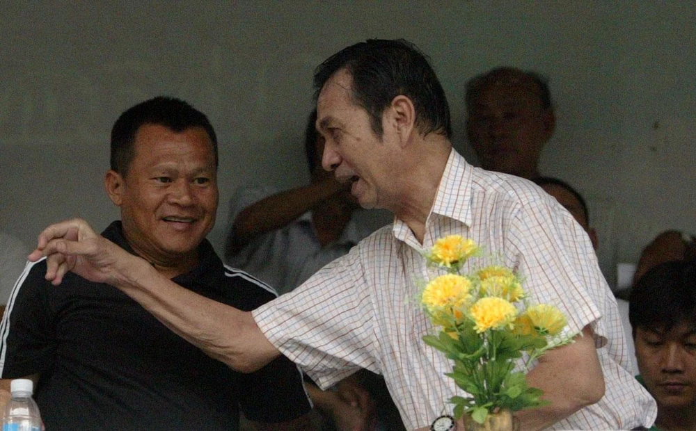 HLV Tam Lang khi sinh thời luôn dặn dò trò cưng Lư Đình Tuấn giữ bản sắc CSG, bản sắc bóng đá TP.HCM nhưng nay thì Tuấn “nhím” đã về Bình Dương. Ảnh: CTV