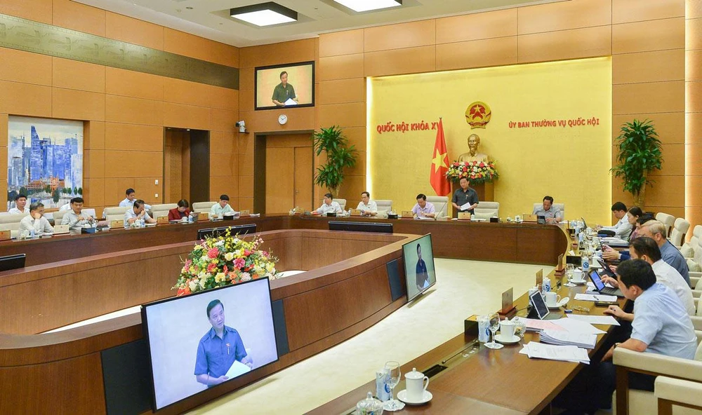 Ủy ban Thường vụ Quốc hội họp thông qua dự thảo pháp lệnh. Ảnh: PHẠM THẮNG