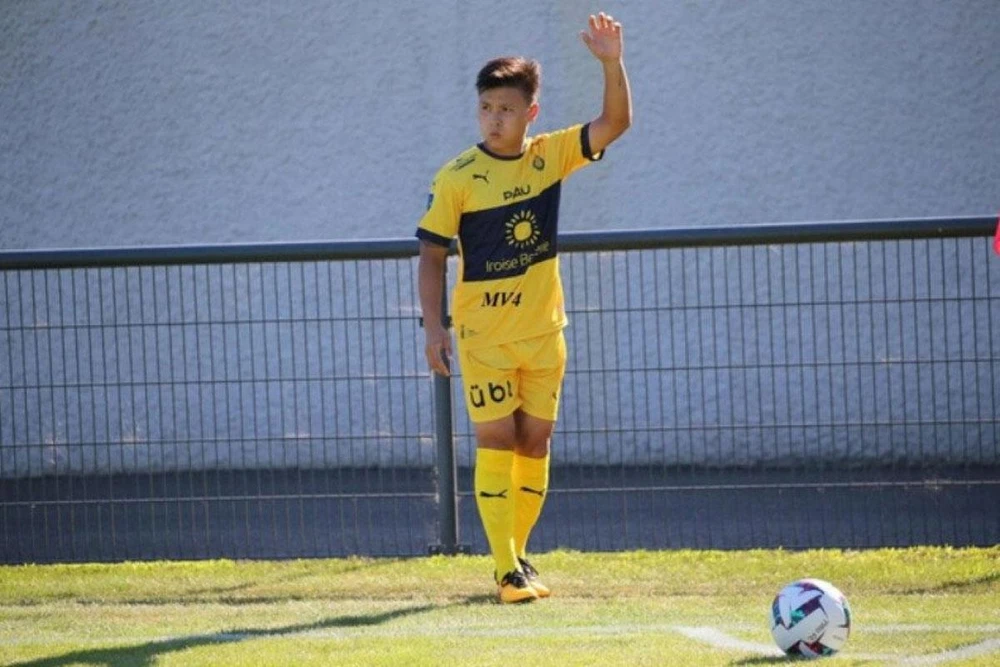 Quang Hải đơn độc trong màu áo mới ở Ligue 2. Ảnh: PAU FC